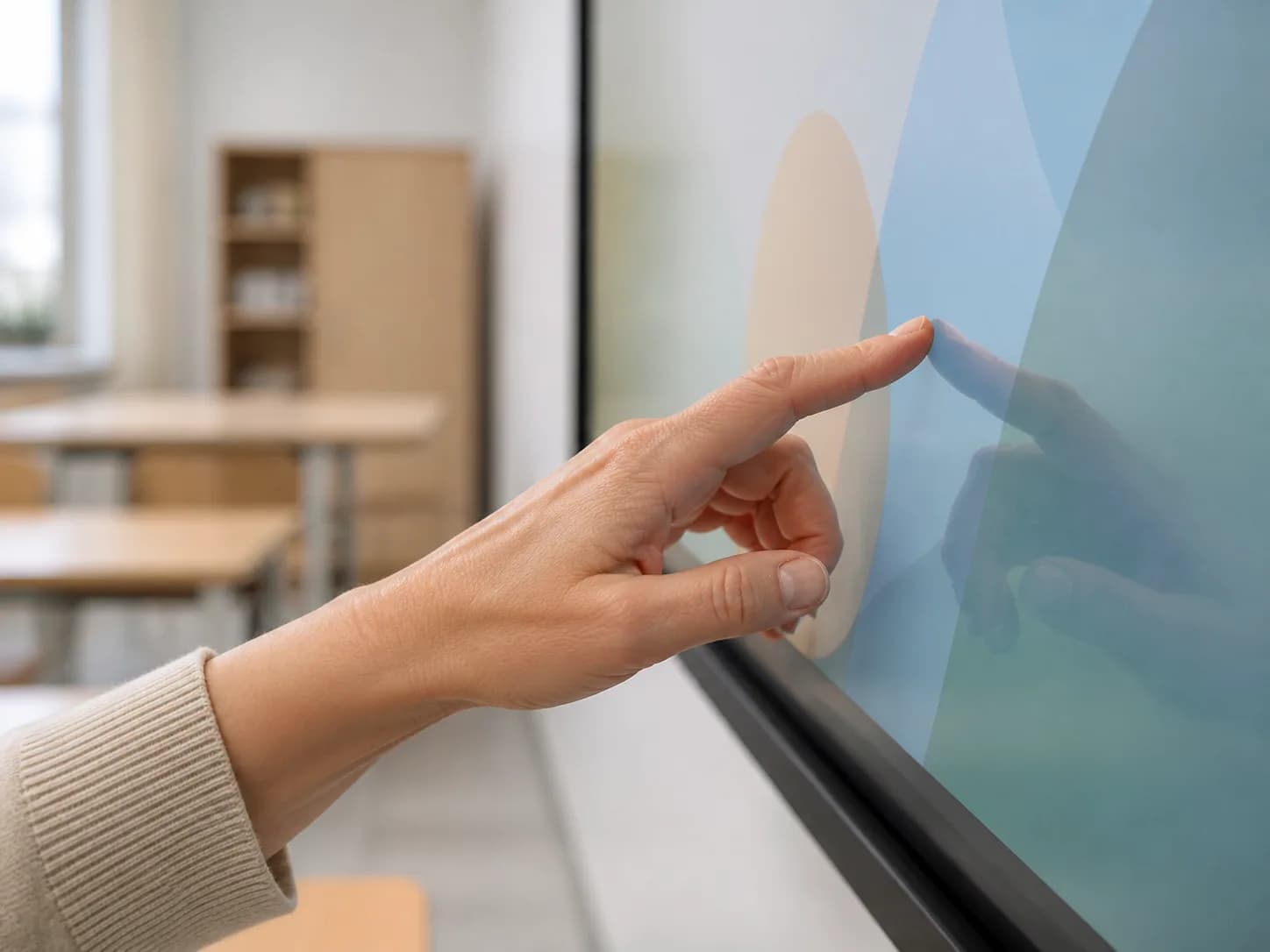 Docente che utilizza un monitor interattivo in aula