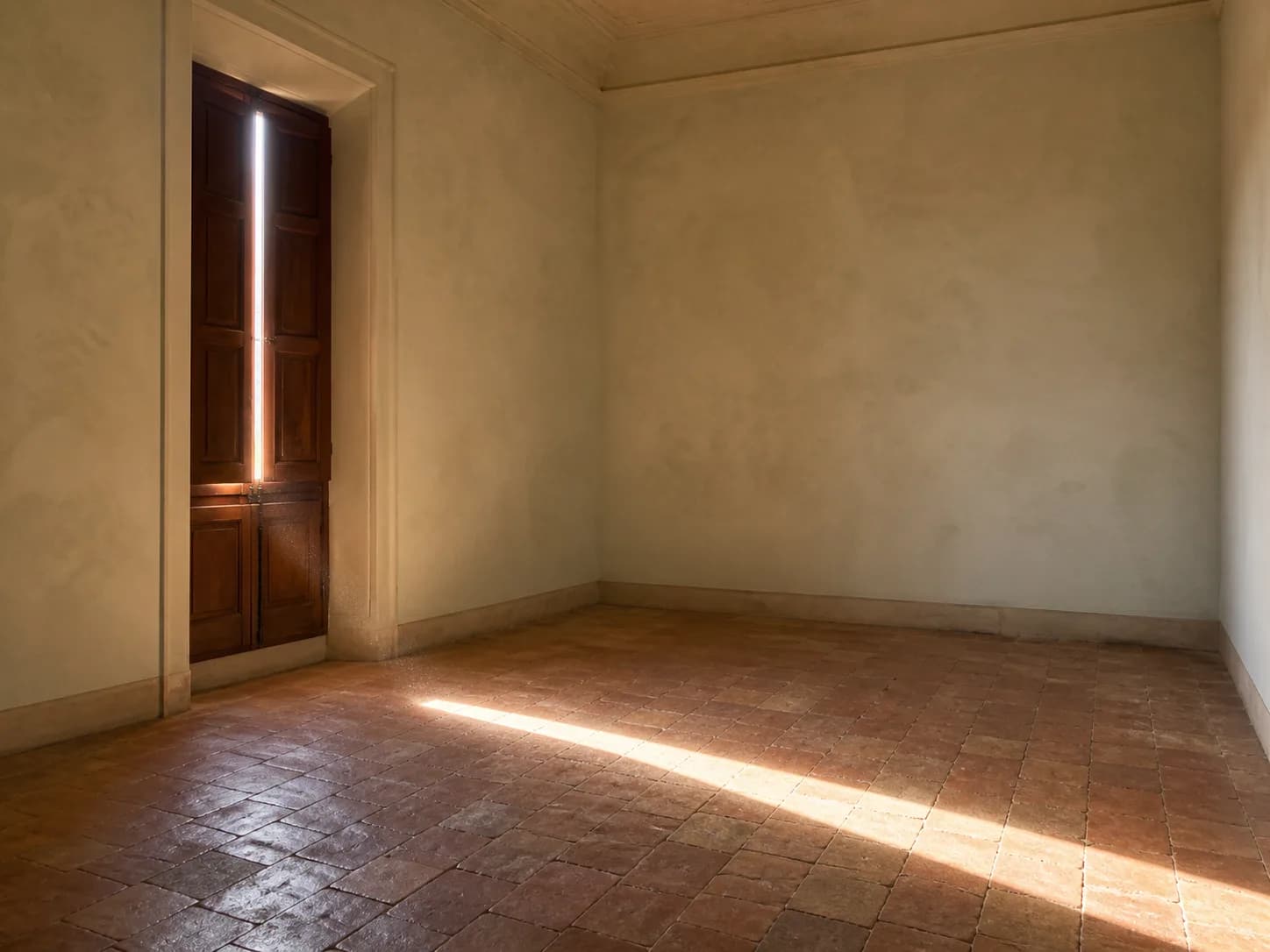 Sala espositiva comunale vuota prima dell’allestimento